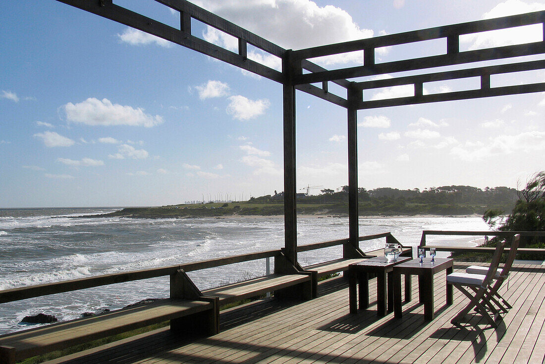 Hinterleuchtete Veranda am Meer