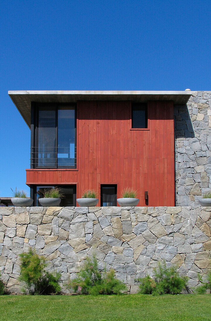 Strandhaus außen mit Steinmauer