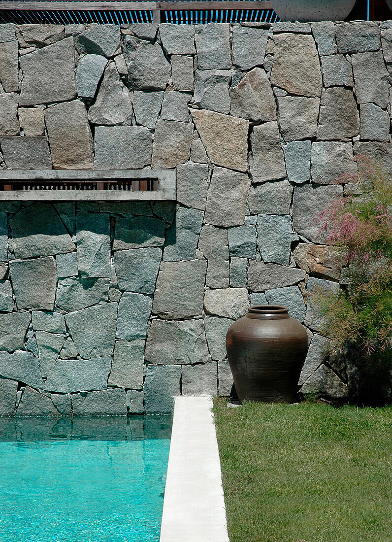Trockensteinmauer am Außenbereich des Pools