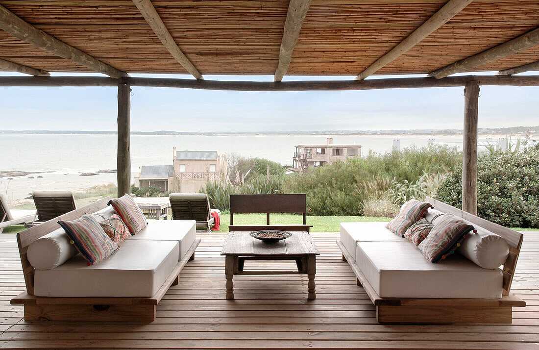 Sofas mit Nackenrollen auf der Terrasse eines Strandhauses