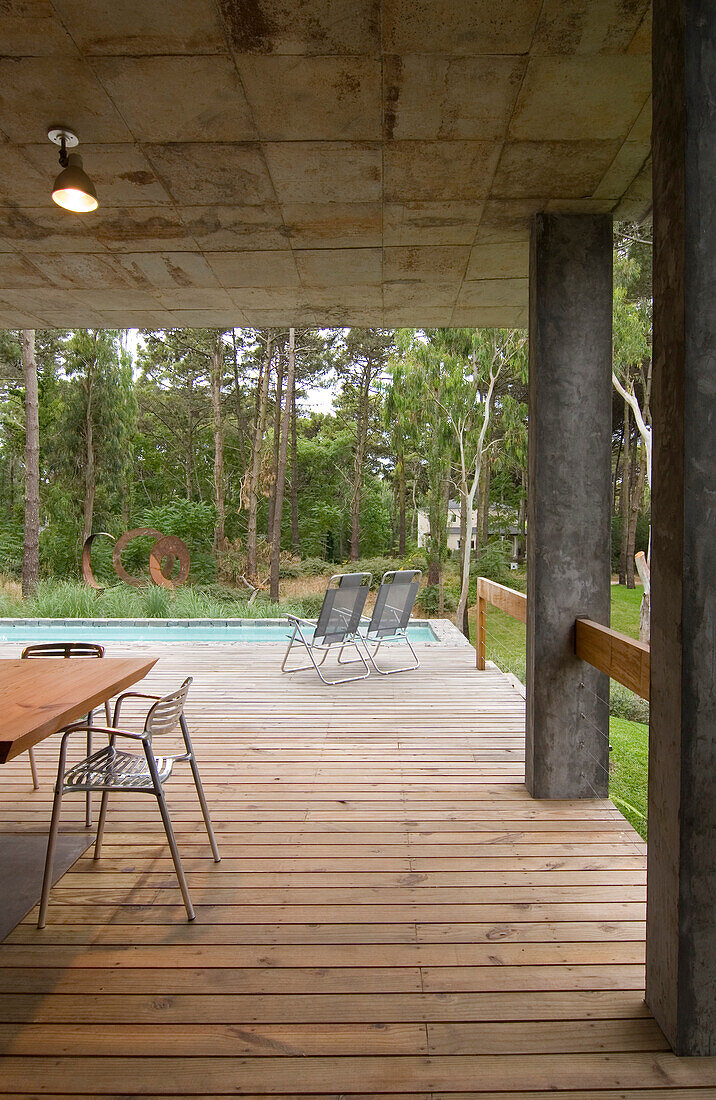 Stühle auf einer Terrasse im Freien am Pool