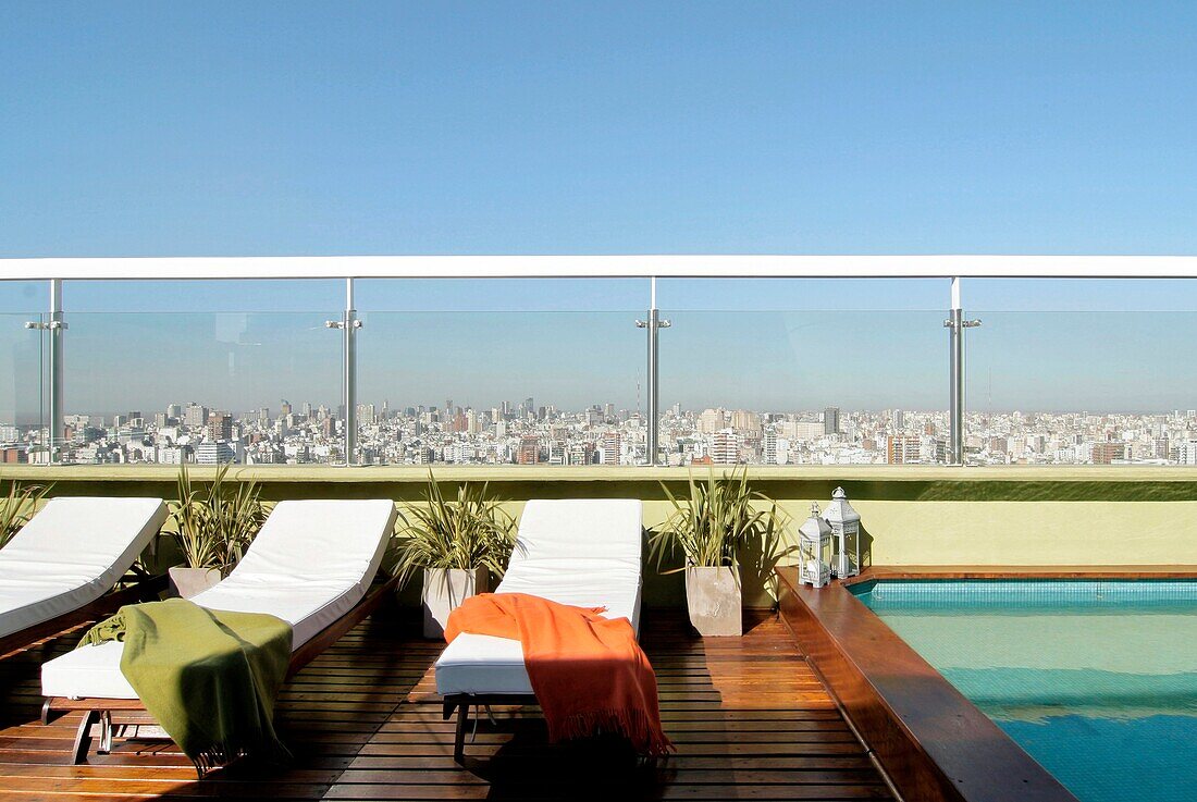 Sonnenliegen neben dem Swimmingpool auf dem Dachgarten, Buenos Aires, Argentinien