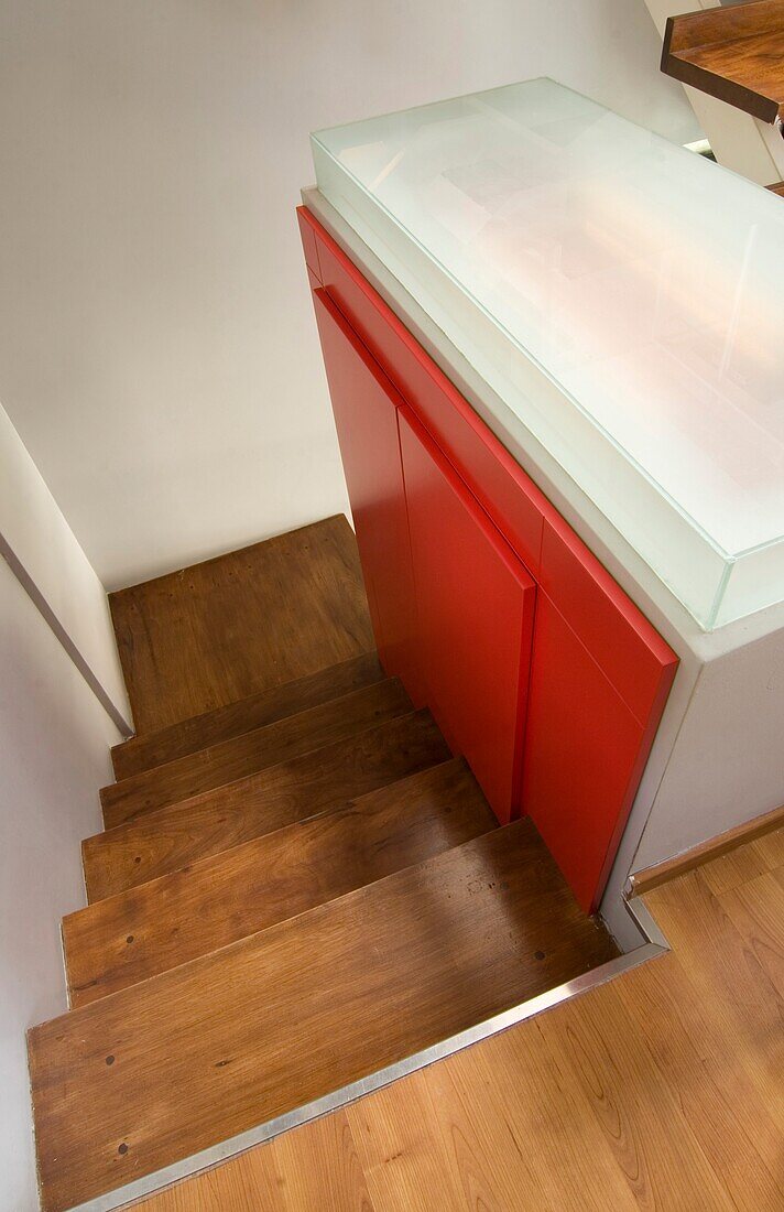 Blick die Treppe hinunter in einer modernen Wohnung mit Blick nach oben, Palermo, Buenos Aires, Argentinien