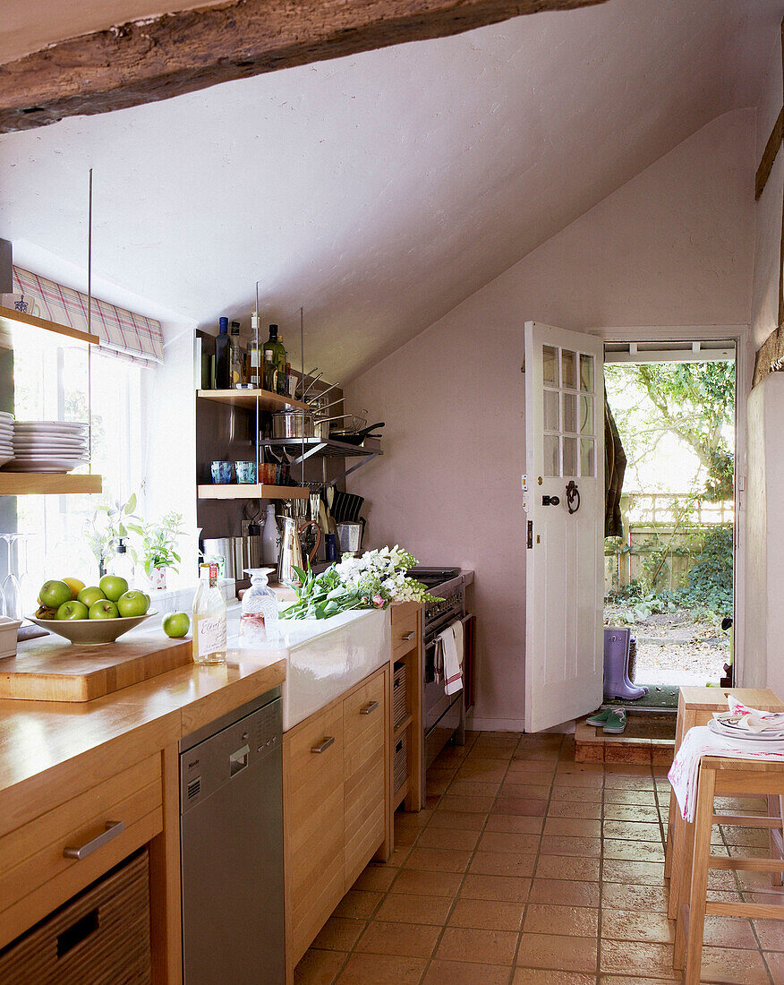 Schräge Decke in der Küche eines Hauses in Oxfordshire aus dem 17. Jh.