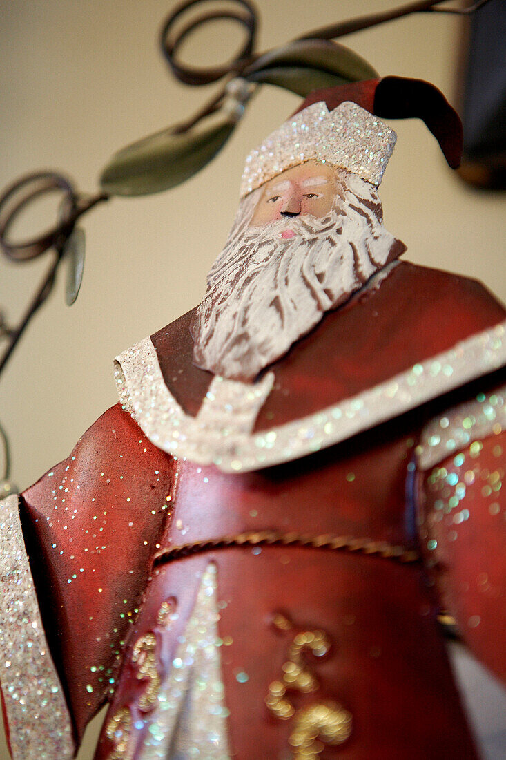 Rote Weihnachtsmann-Figur