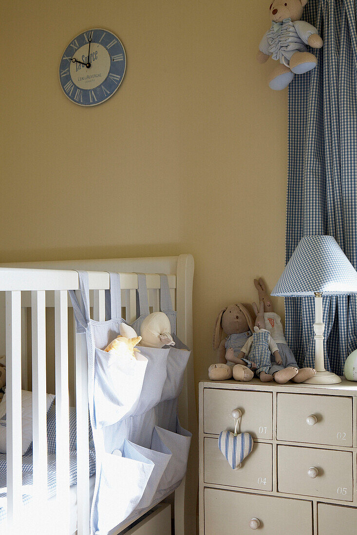 Blau kariertes Kinderzimmer mit weiß gestrichenem Kinderbett
