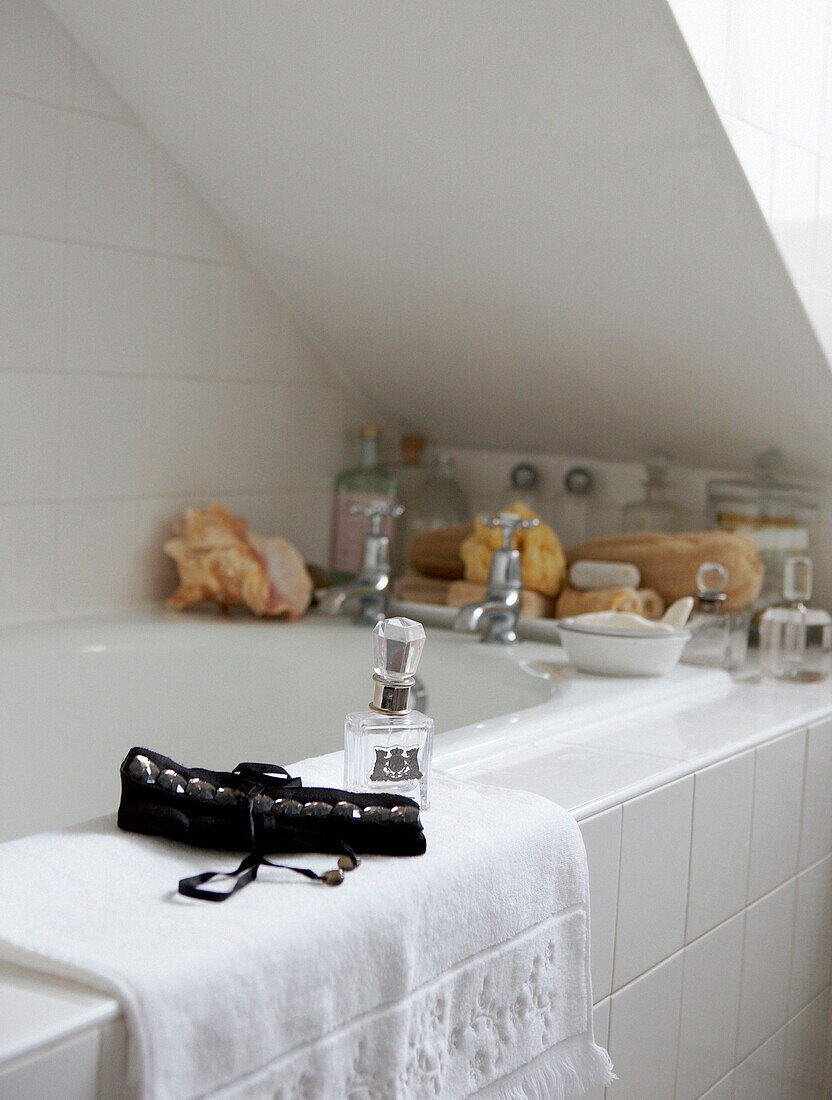 Badewanne unter der Treppe in einem ganz in Weiß gehaltenen Badezimmer in einem georgianischen Stadthaus (Grade II)