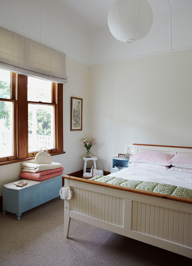 Schlafzimmer im Landhausstil in einem Haus in Wairarapa auf der Nordinsel Neuseelands