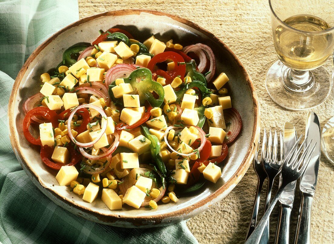 Käse-Paprika-Salat mit Mais, roten Zwiebeln & Schnittlauch