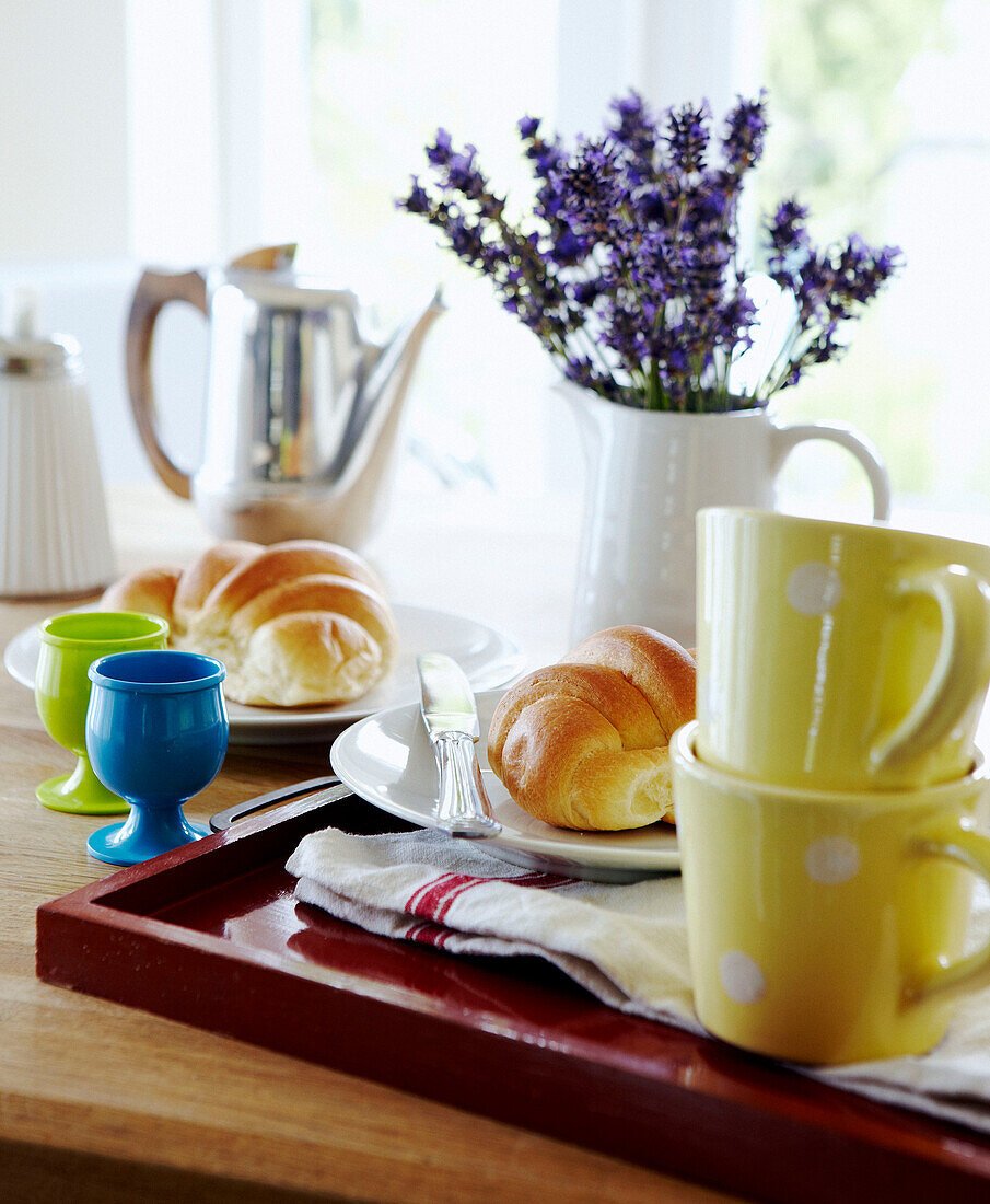 Frühstückstablett mit Croissants und geschnittenem Lavendel