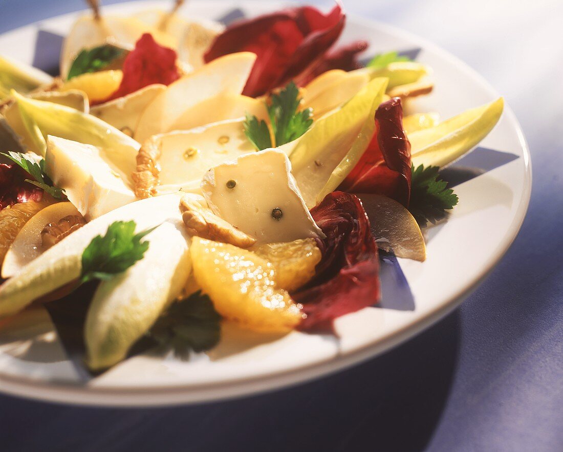 Mixed salad with oranges, pears and pepper cheese
