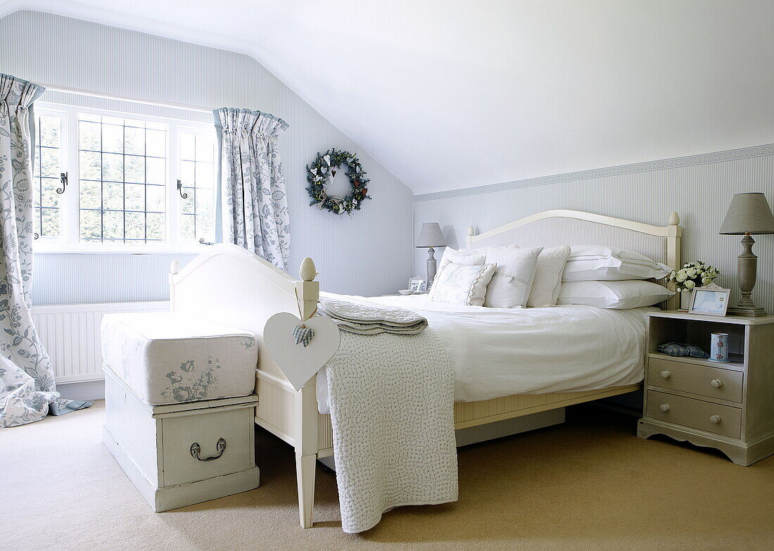 Doppelbett im Dachgeschoss eines Bauernhauses in Forest Row Surrey England UK