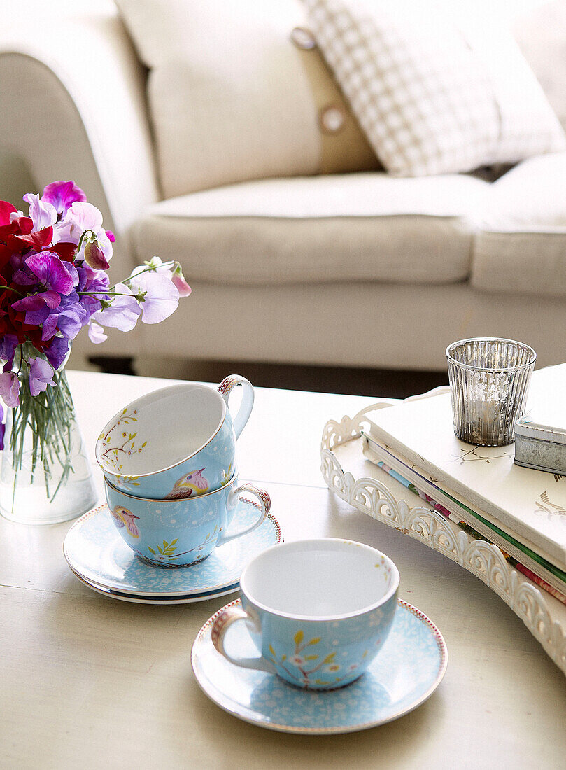 Teetassen und Untertassen mit süßem William auf dem Couchtisch eines Hauses in Oxfordshire, England, UK