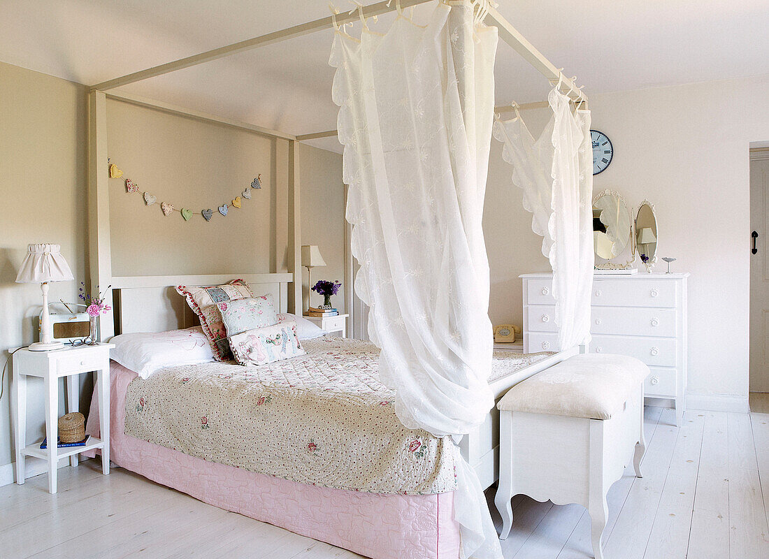 Herzkette und Himmelbett in einem Landhaus in Oxfordshire, England, Vereinigtes Königreich