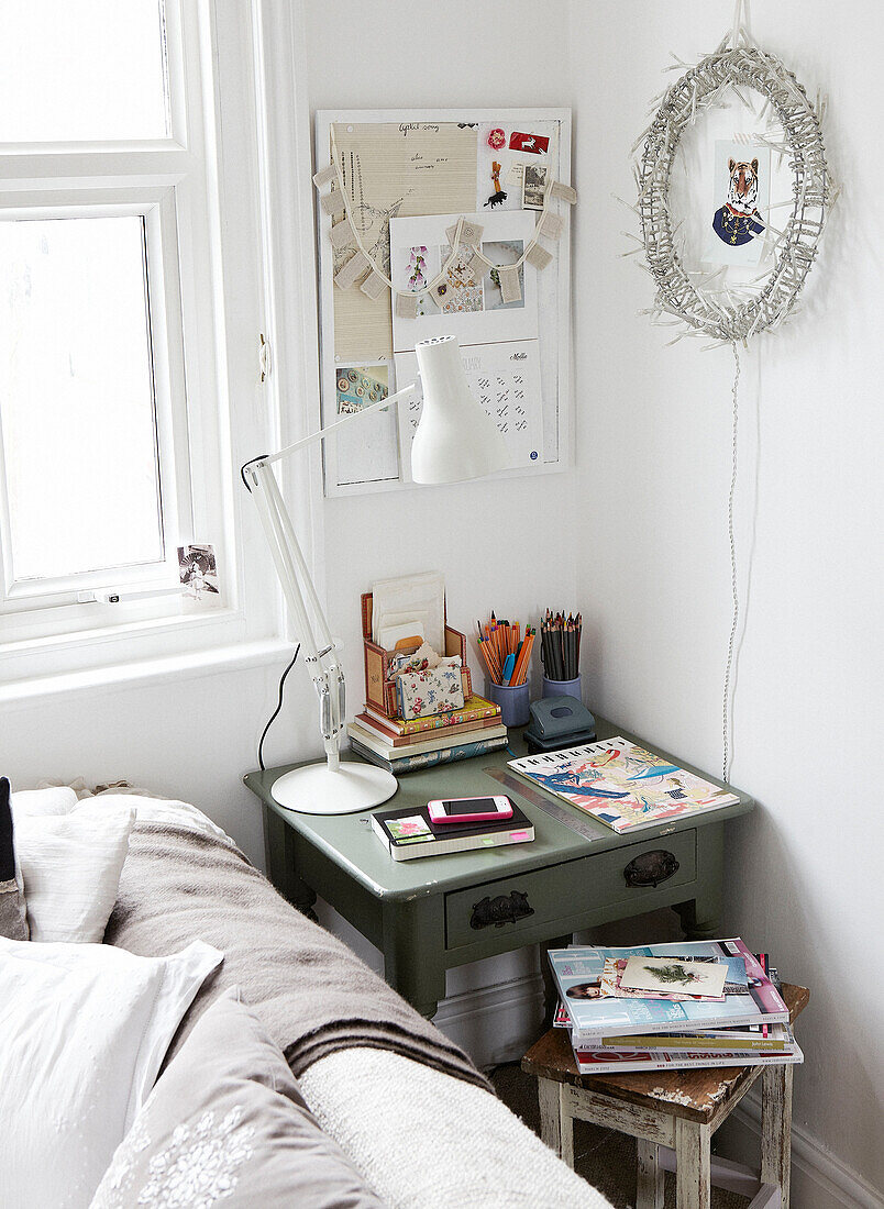 Schreibtisch mit Pinnwand in einer Zimmerecke in einem Haus in Hastings, East Sussex, UK