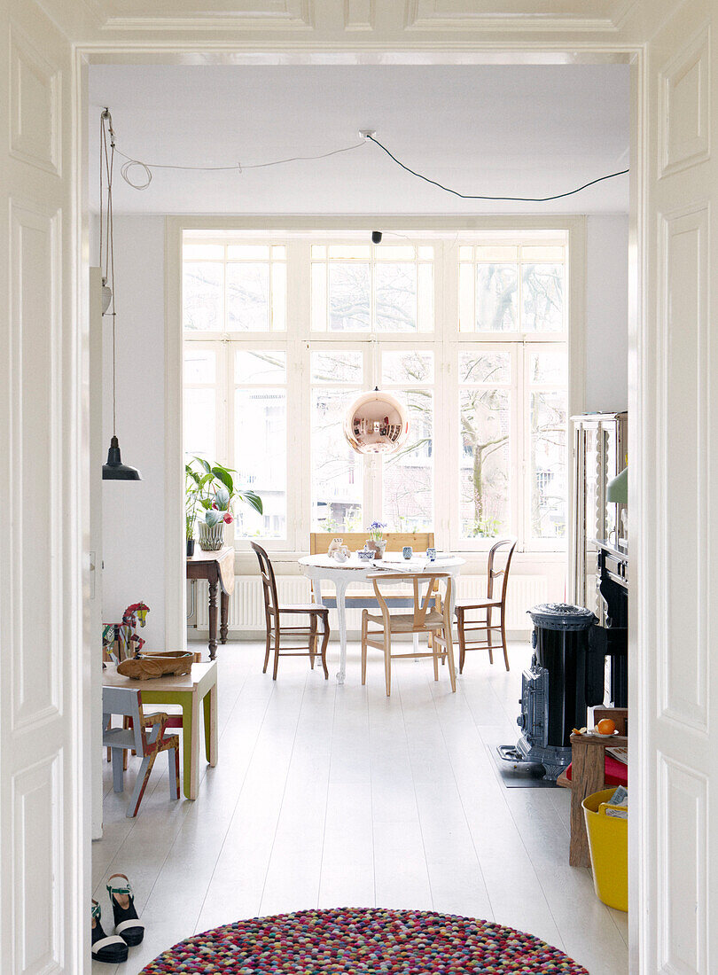 Blick durch das Spielzimmer zum Essbereich in einer modernen Wohnung, Amsterdam, Niederlande