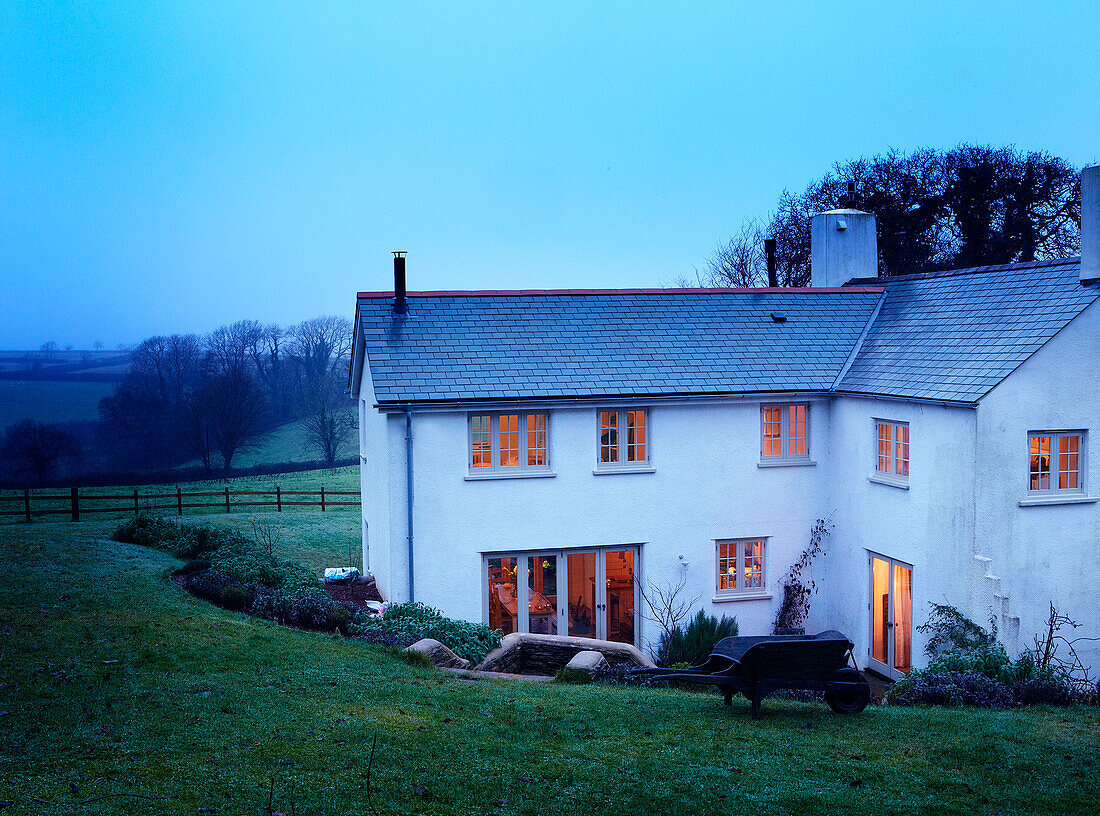 Weiß gestrichenes Haus in ländlicher Umgebung in Devon, UK