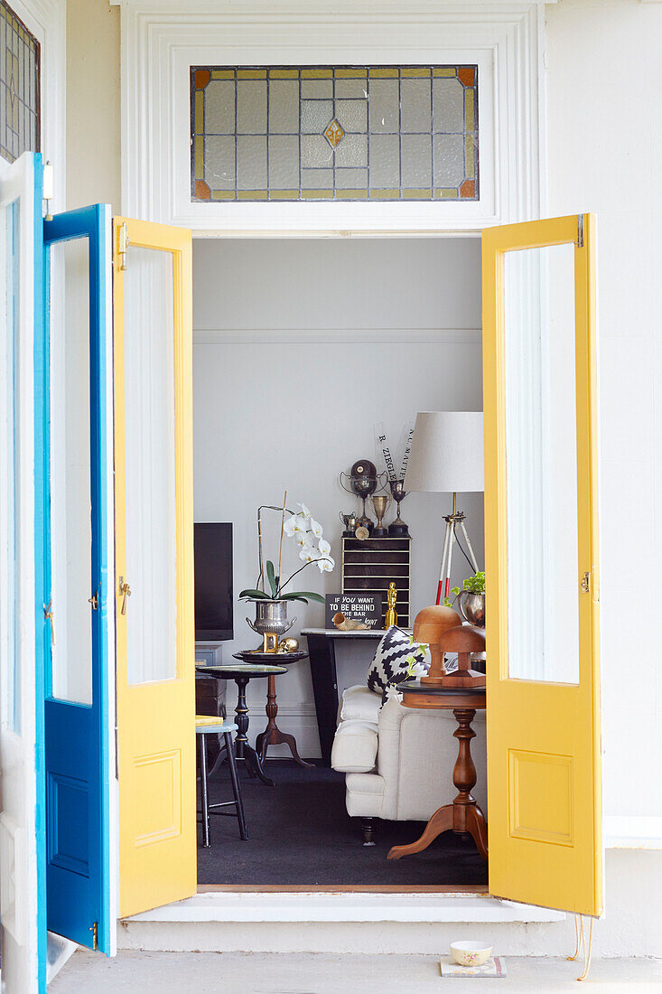 Blick durch gelbe Flügeltüren in das Wohnzimmer von Warkworth in Auckland auf der Nordinsel Neuseelands