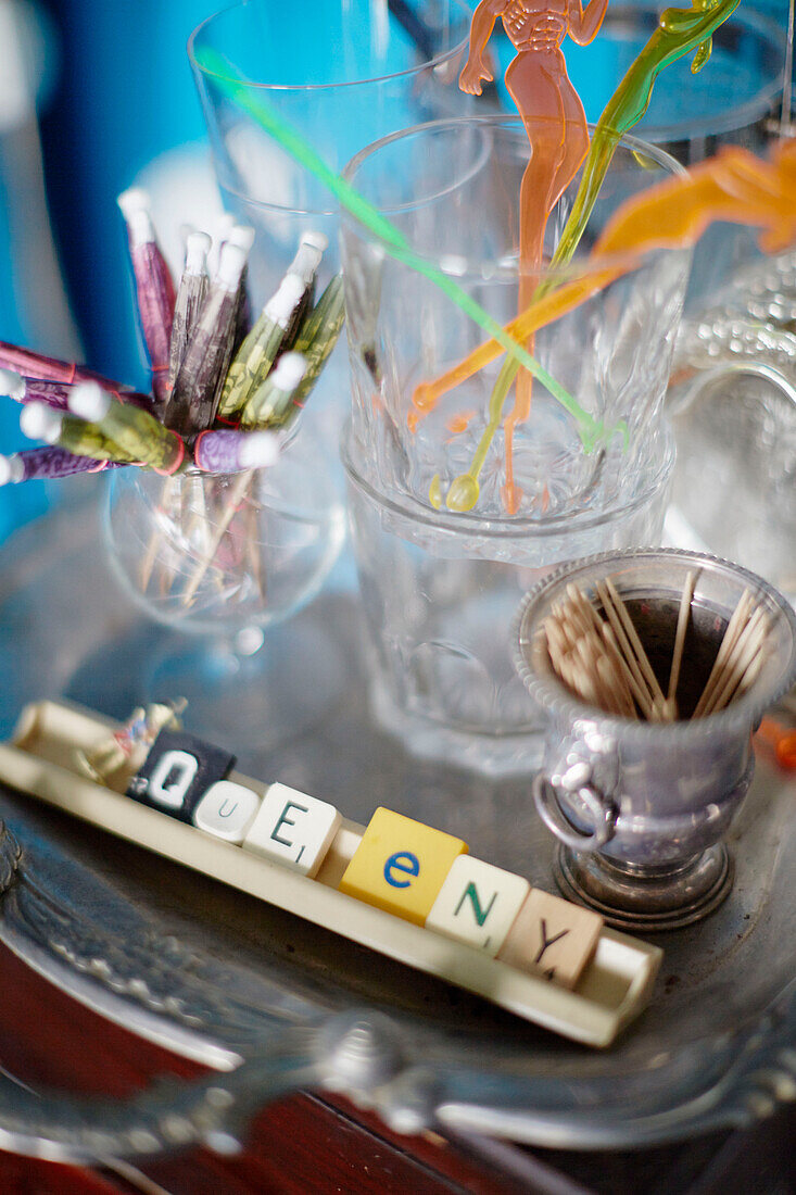 Cocktailschirmchen und Zahnstocher mit Scrabble-Stücken auf einem Silbertablett in Auckland auf der Nordinsel Neuseelands