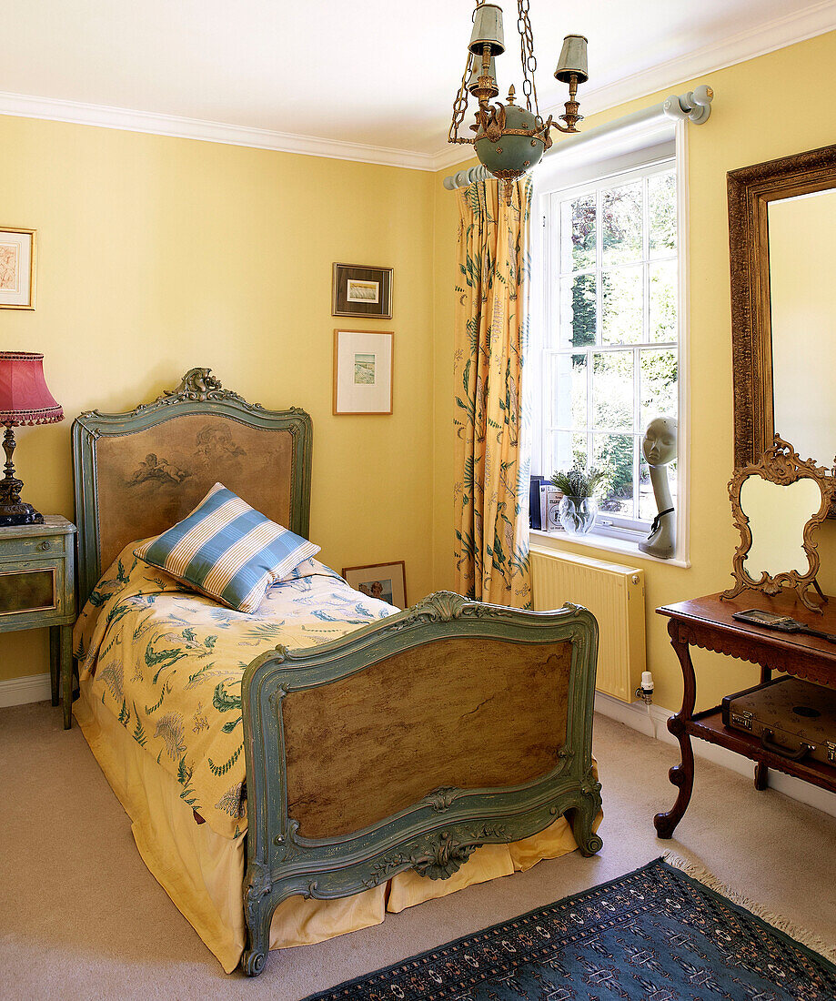Bestickter Bettbezug auf Einzelbett in traditionellem Landhaus mit walisischen Grenzen UK