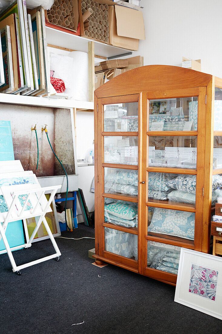 Schrank mit Stoffen im Atelier eines Textildesigners in Birmingham (England)