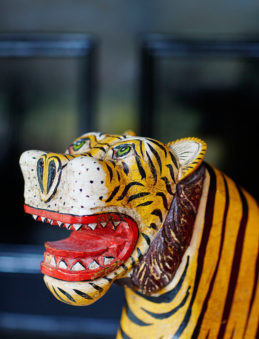 Tigerstatue in einem Mühlenhaus aus dem 18. Jahrhundert in Northumbria, UK