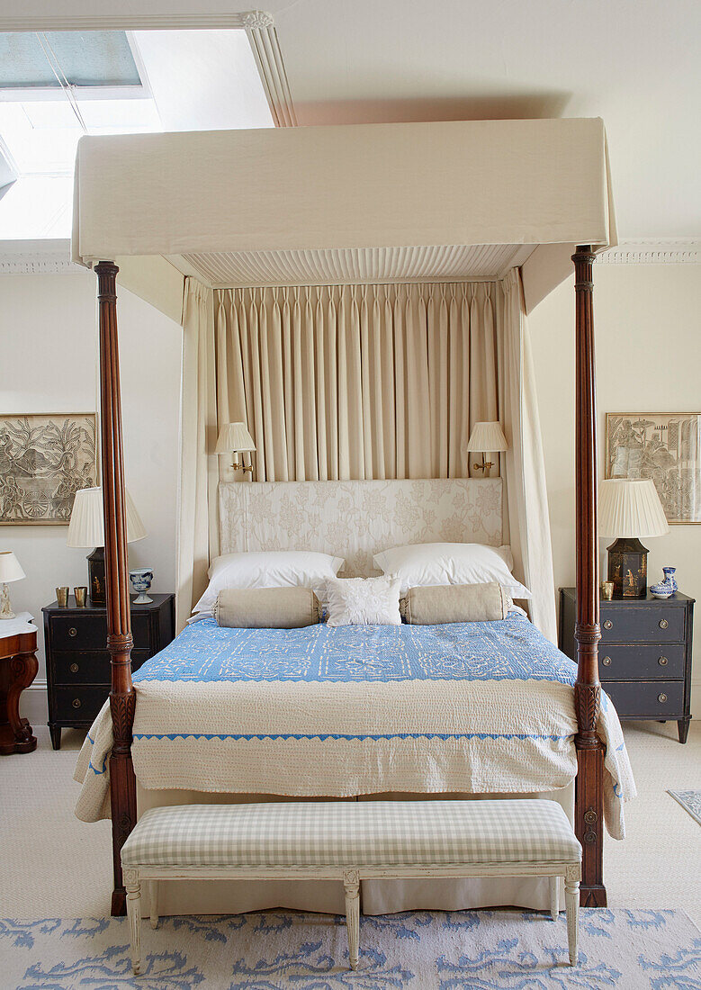 Himmelbett aus Holz mit hellblauem Bezug in Capheaton Hall in Northumberland, UK