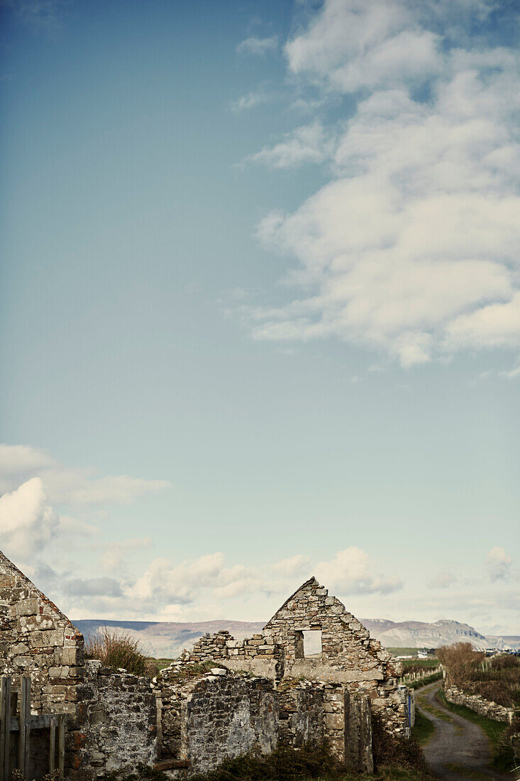 Verfallenes Steinhaus an der Küstenstraße in der Grafschaft Sligo Connacht Eire