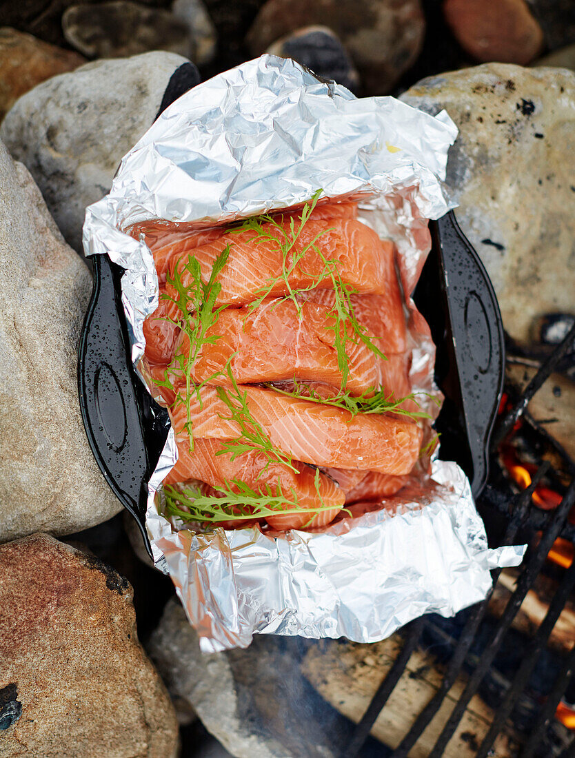 Lachssteaks in Folie auf dem Grill im County Sligo Connacht Irland