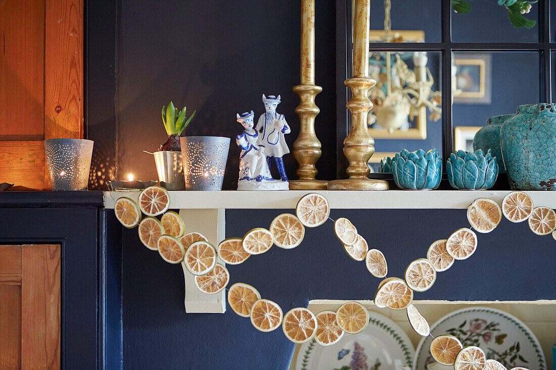 Sliced oranges Christmas decoration on shelf in einem Haus in Chippenham, Wiltshire, UK