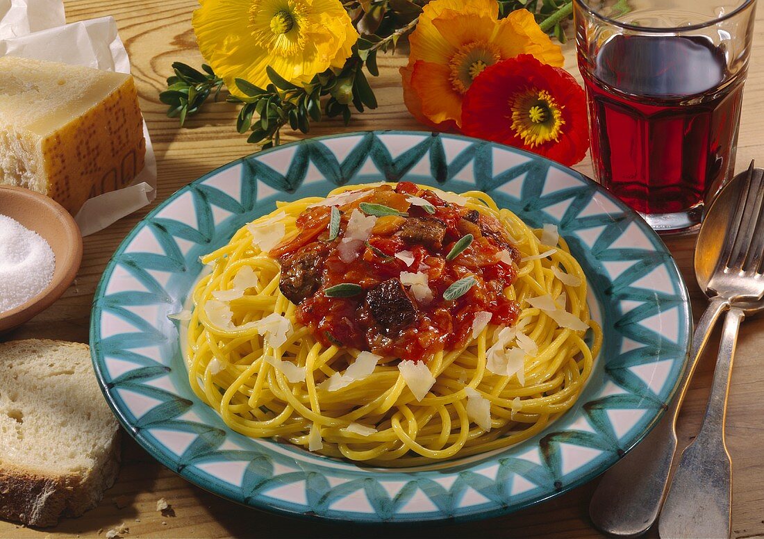 Spaghetti mit Geflügelleber, Tomatensauce & Parmesanspänen