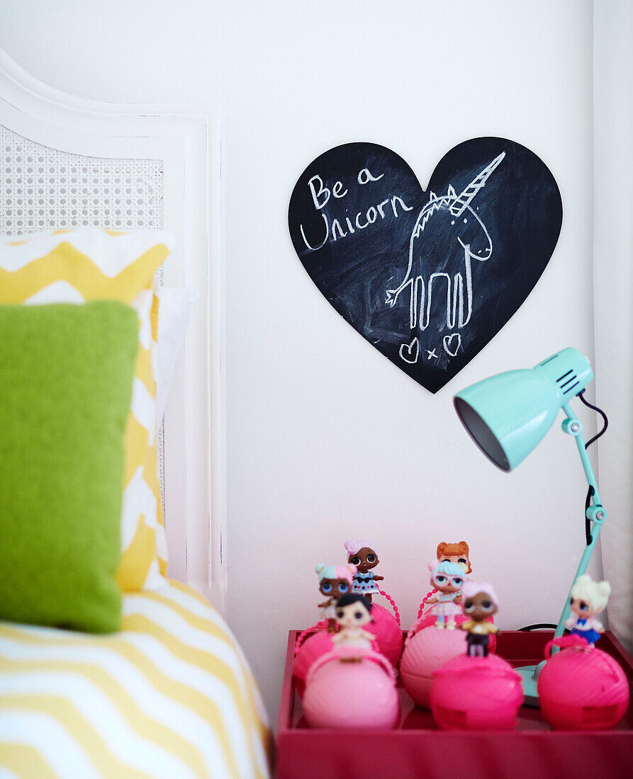 Personalisierte Kreidetafel im Zimmer eines Mädchens im Südosten Londons, UK