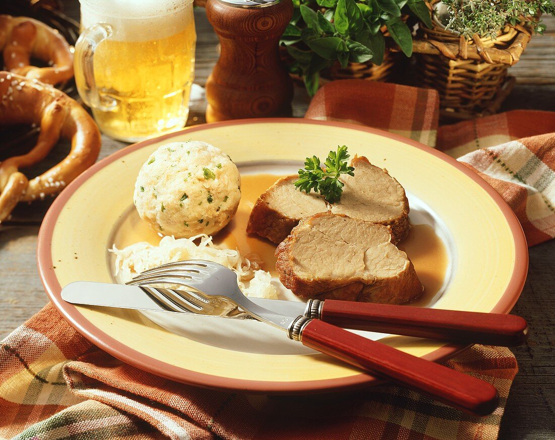 Schweinebraten mit Semmelknödel & Weisskraut auf Teller