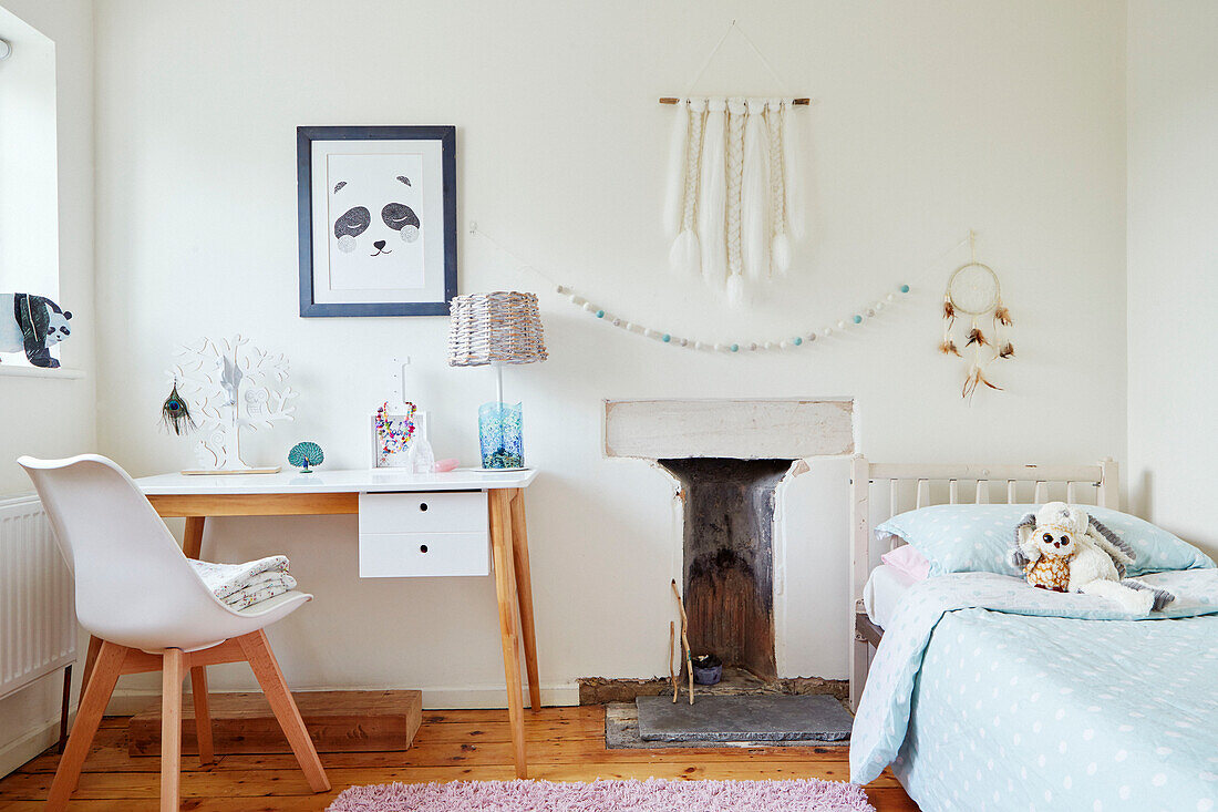 Stuhl und Schreibtisch mit Einzelbett im Kinderzimmer eines Hauses in Bath, Wiltshire, UK