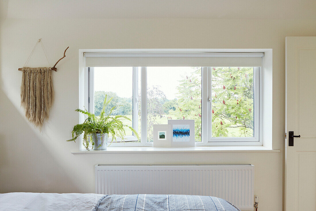 Wandbehang aus Wolle und Farn auf der Fensterbank mit Blick auf die Landschaft von Bath, Wiltshire, UK