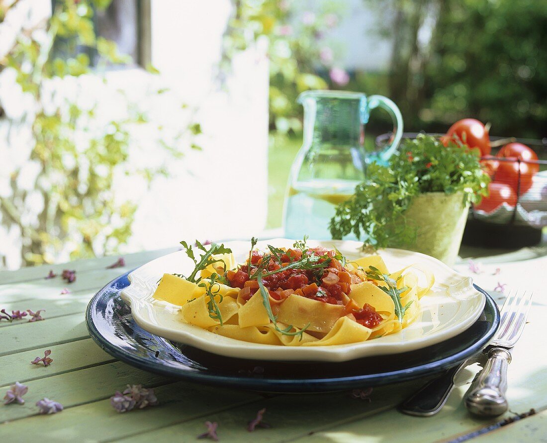 Bandnudeln mit Rucola & Tomatensauce auf Teller (aussen)