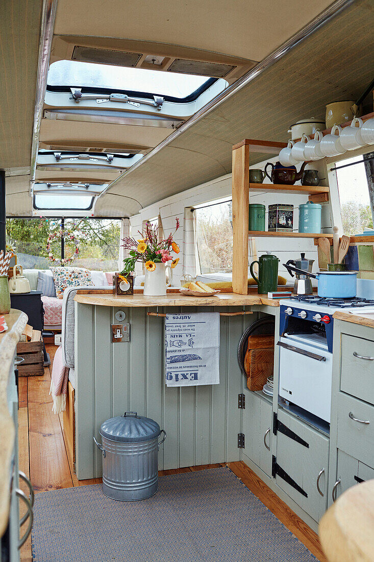 Das Innere vom Majestic-Bus in der Nähe von Hay-on-Wye, Wales, UK