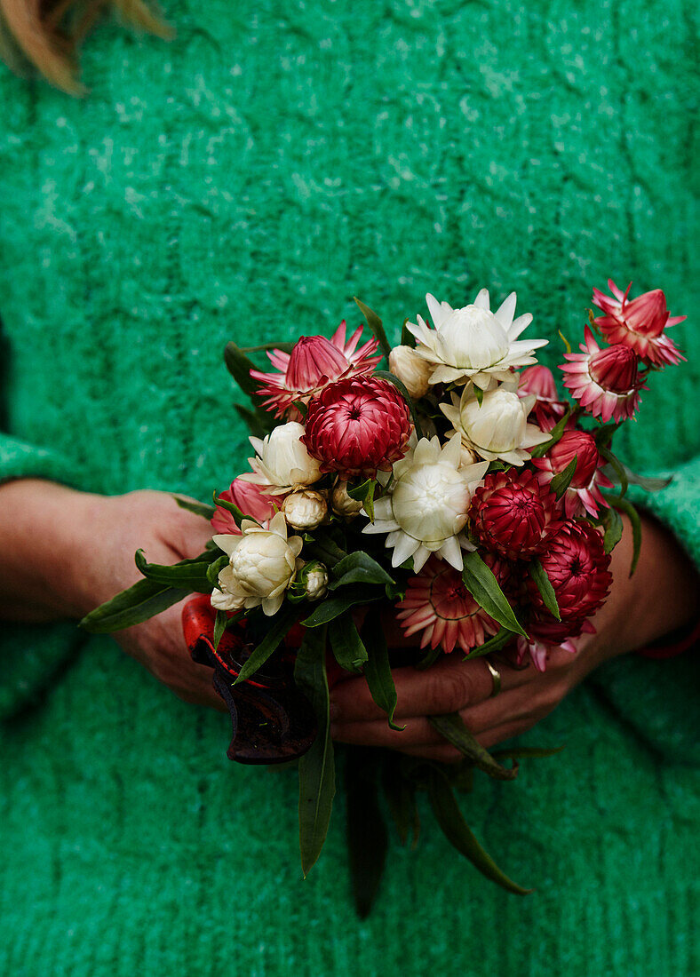 Frau mit Schnittblumen an der Grenze zwischen Radnorshire und Herfordshire, UK