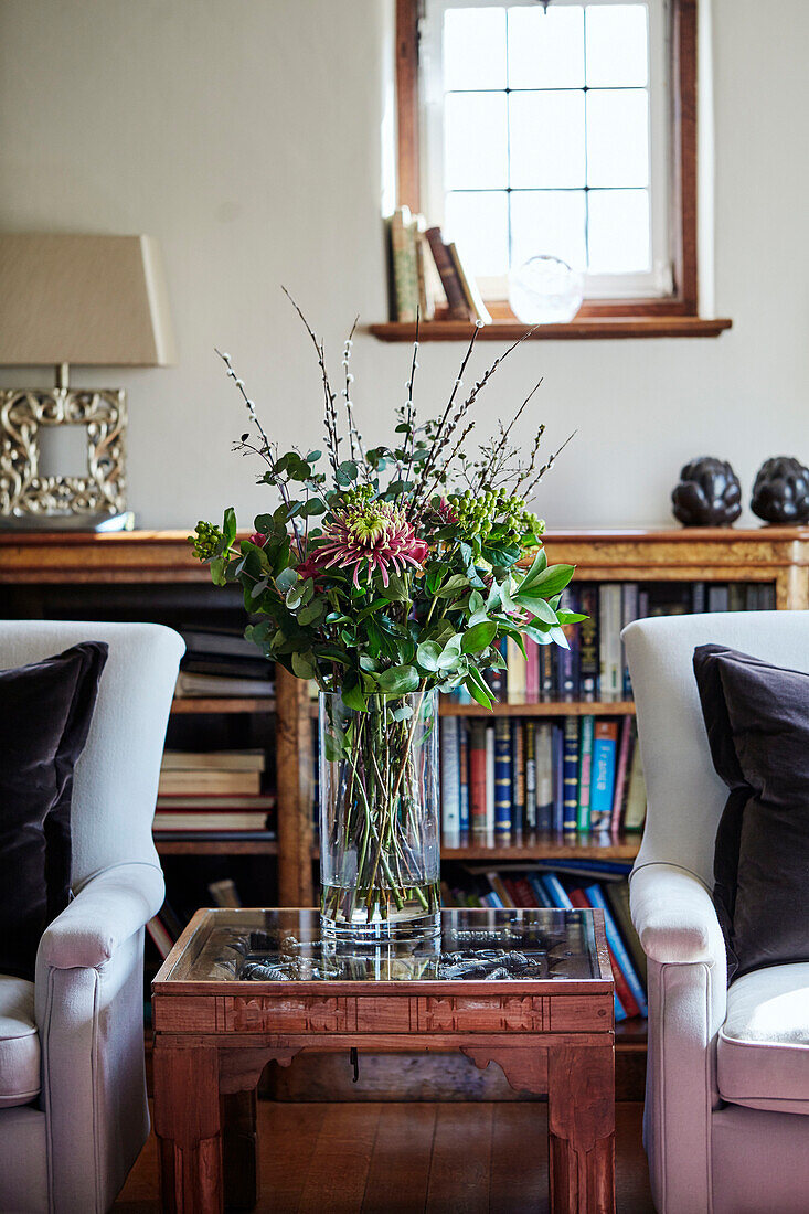 Schnittblumen auf einem Beistelltisch in einem Haus in Devon, UK