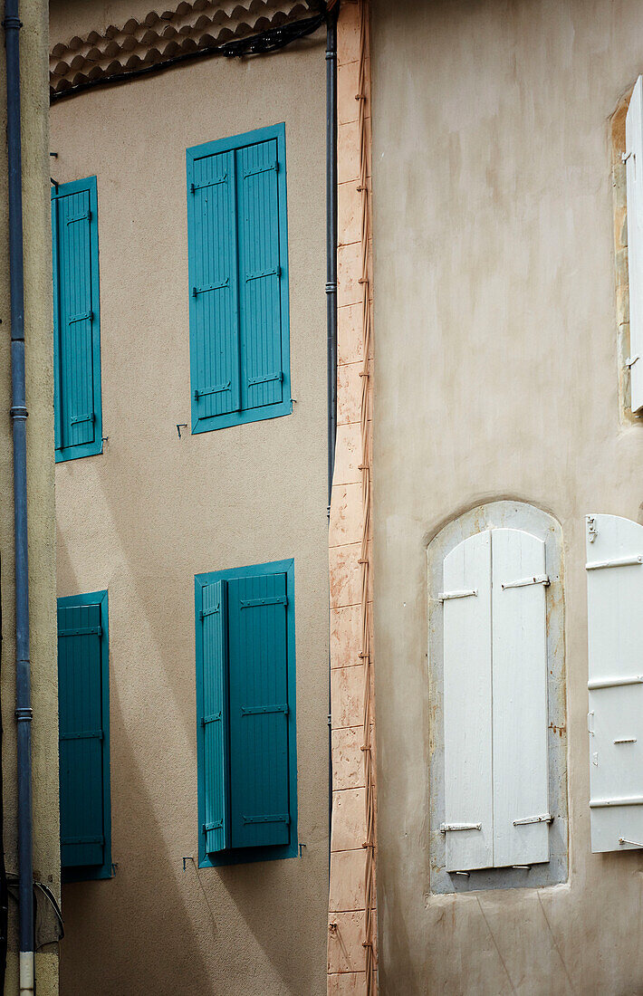 Bemalte türkisfarbene Fensterläden an der Außenseite eines Gebäudes in Foix, Ariege, Frankreich