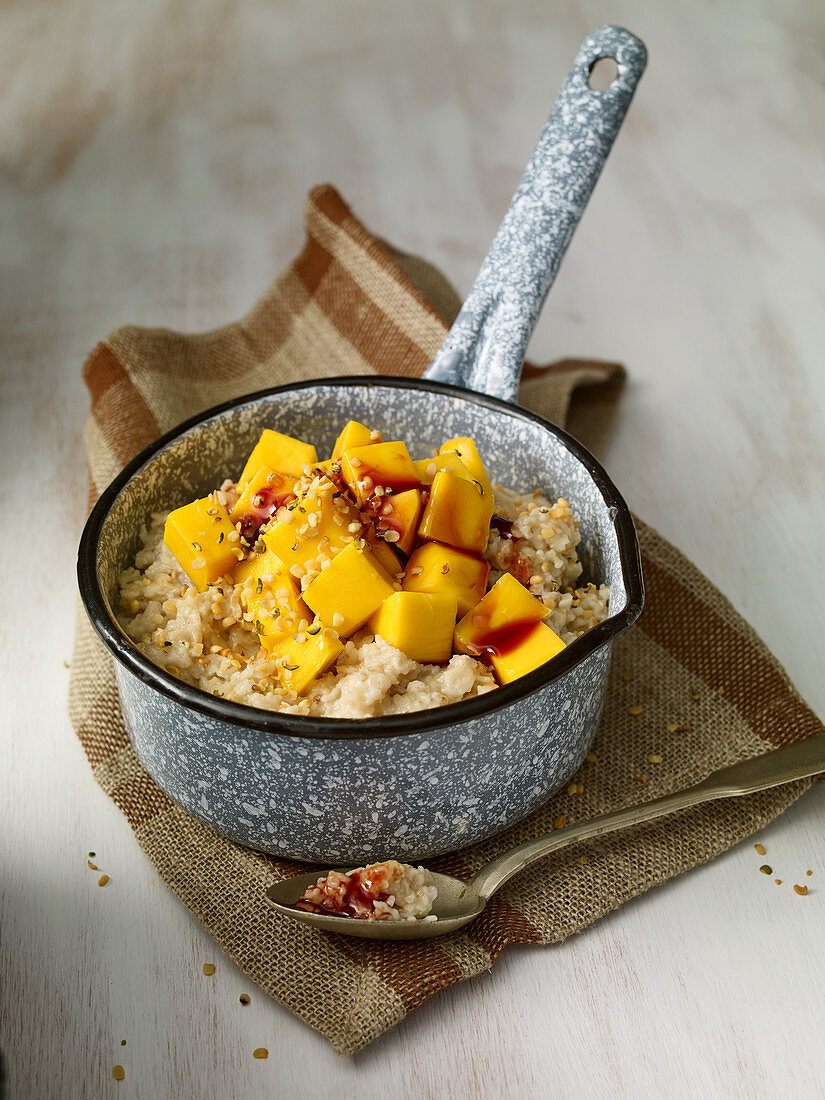 Porridge mit Dattelsirup und Mango