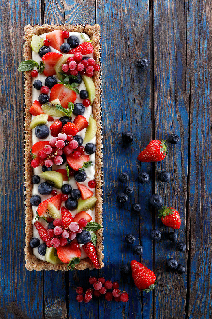 Oatmeal tart with cream filling and fruit