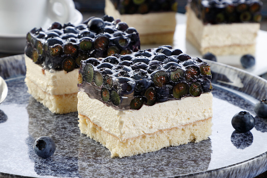 Sahnetorte mit Blaubeeren in Gelee