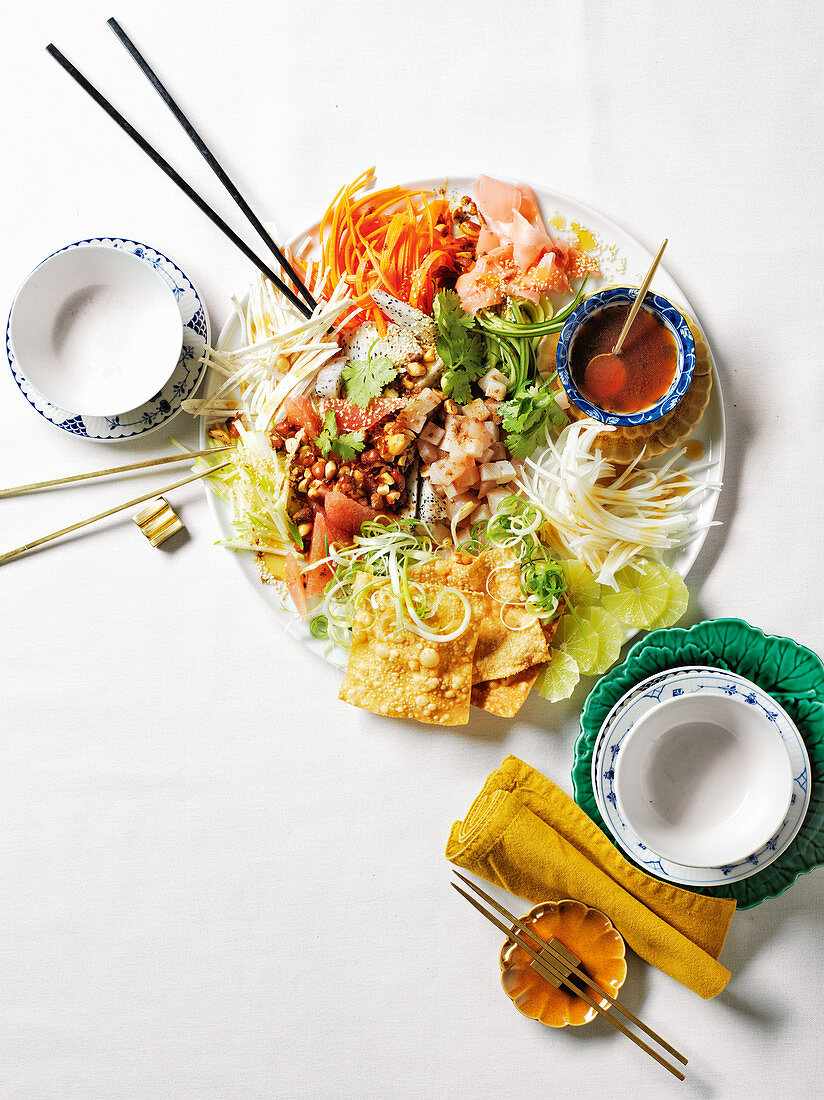 Roher Fischsalat zum Chinesischen Neujahr mit Pflaumensauce