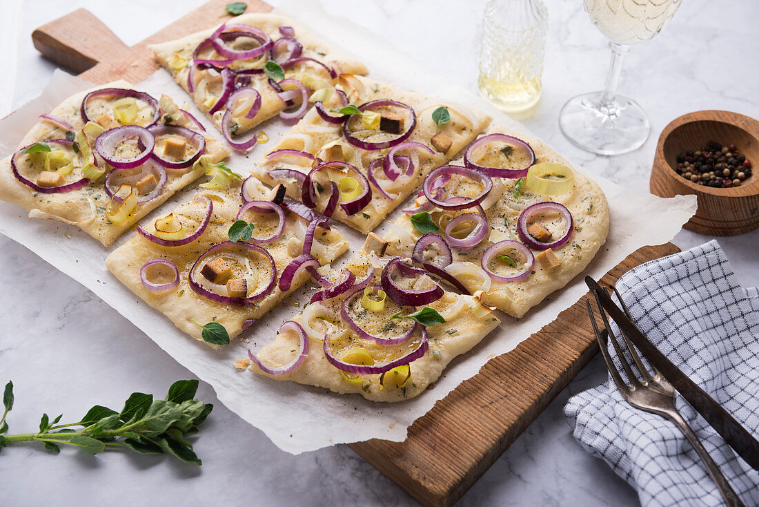 Veganer Flammkuchen mit Cashewcreme, Zwiebeln und Räuchertofu