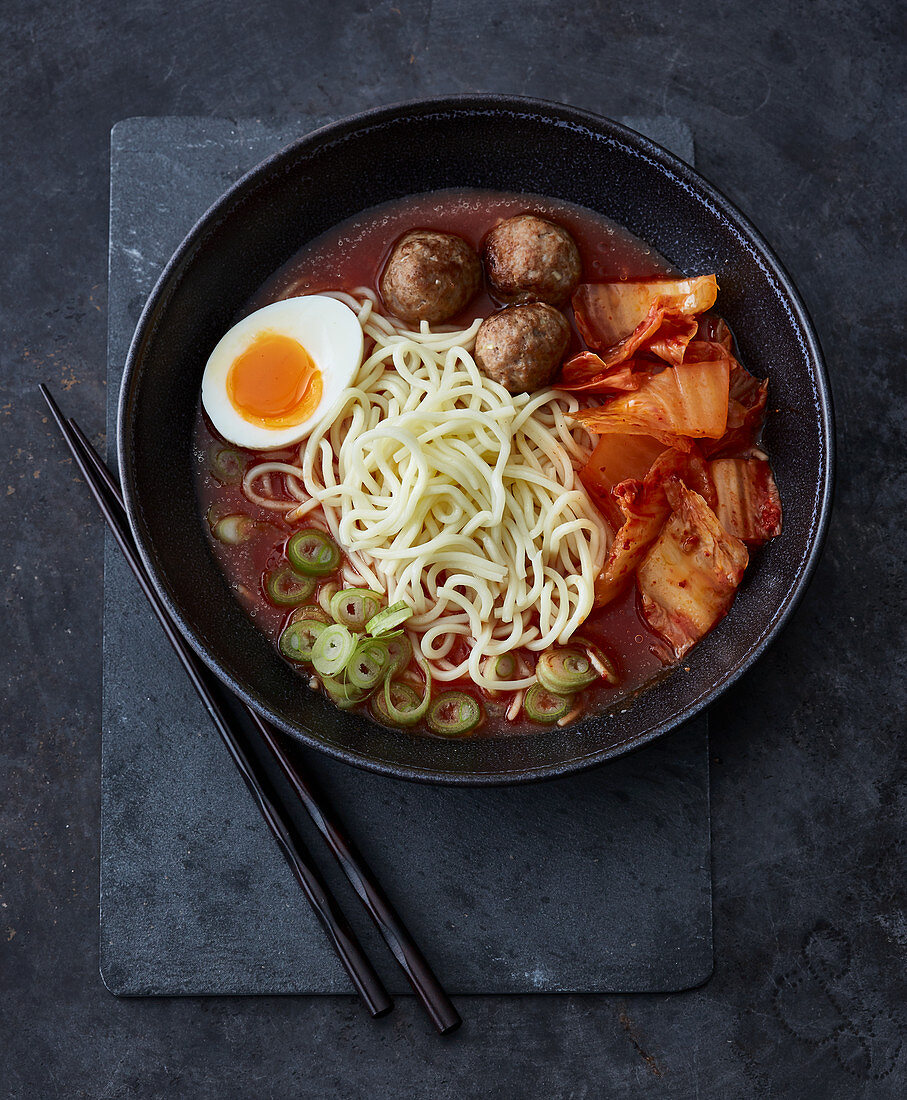 Scharfe Tomaten-Ramen mit Kimchi und Hackbällchen