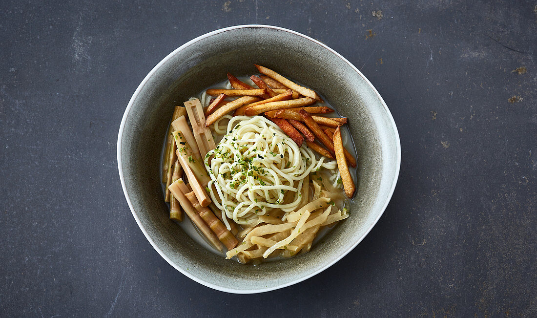 Vegane Matcha Ramen mit gelbem Rettich und Räuchertofu