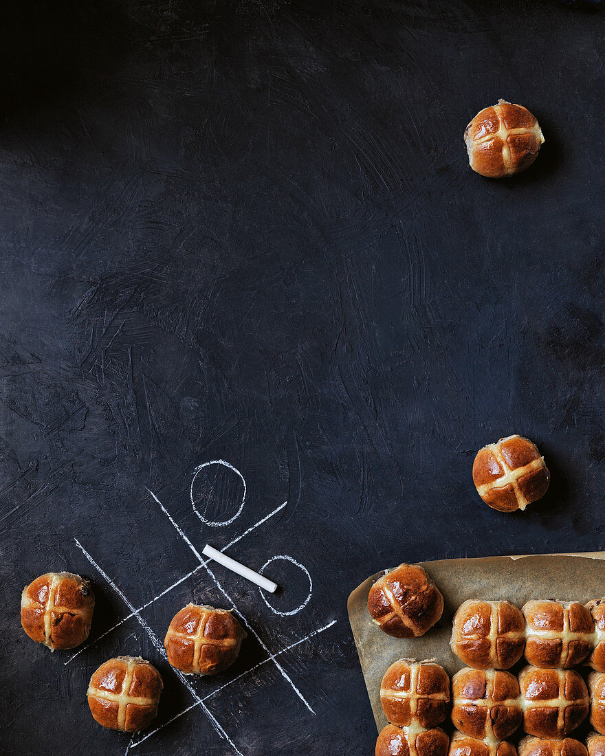 Hot Cross Buns mit Ahornsirup, Pecannüssen und Bacon-Butter