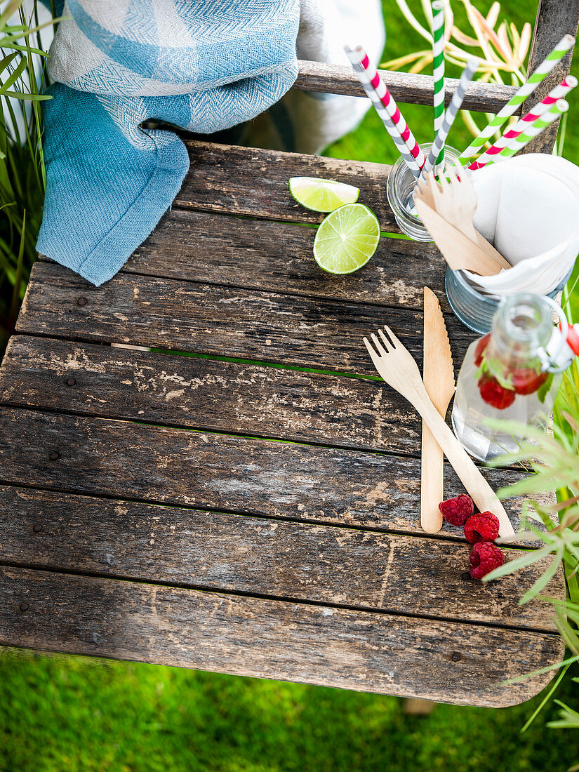 Picknick-Utensilien und Getränk auf Holzstuhl