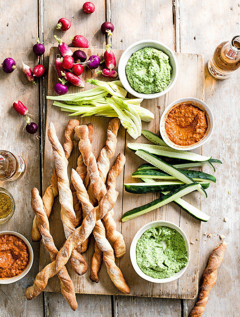 Green Goddess und Red Devil Dips mit hausgemachten Grissini und Gemüse